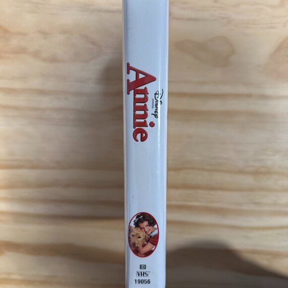Annie (2000) VHS (Clamshell) **Tested** - Picture 4 of 5